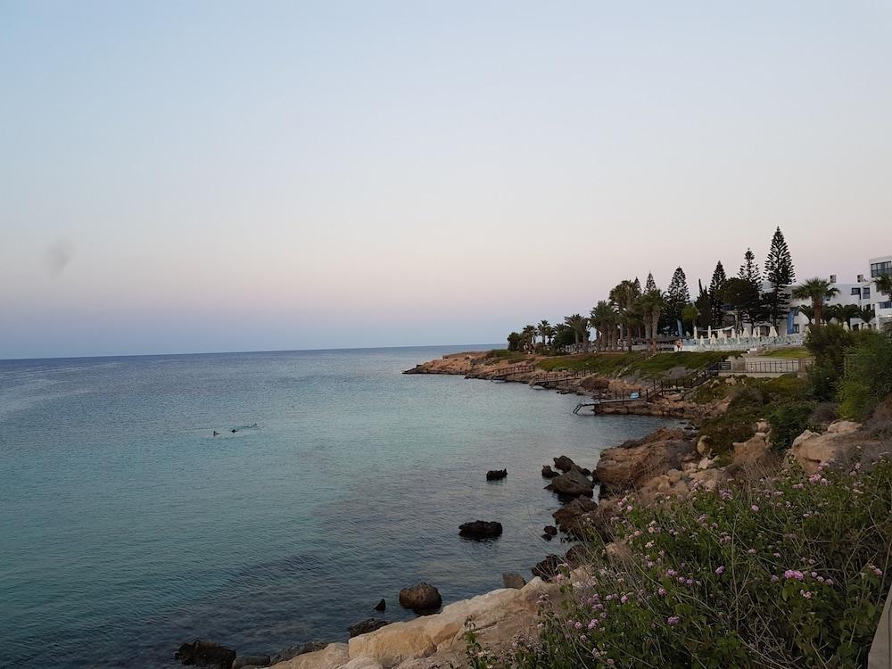 Astreas Beach Hotel Apartments 프로타라스 외부 사진